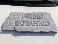Placa tallada en relieve exterior para jardin botanico